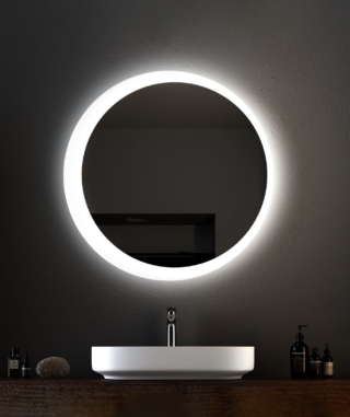 Lo specchio Rondò di Progetto Group interpreta lo specchio bagno come un elemento scenografico ed essenziale. La sua forma circolare è valorizzata da una elegante banda sabbiata luminosa, che diffonde una luce omogenea e avvolgente. È disponibile in quattro diametri: 70, 80, 90 e 100 cm, ma può essere realizzato anche su richiesta in misure personalizzate. L’illuminazione LED integrata ha un flusso luminoso che arriva fino a 2981 lumen, mantenendo al tempo stesso un profilo sottile ed elegante grazie al vetro da 4 mm. www.progetto-group.it – Cersaie 2026, Pad. 21, Stand B17