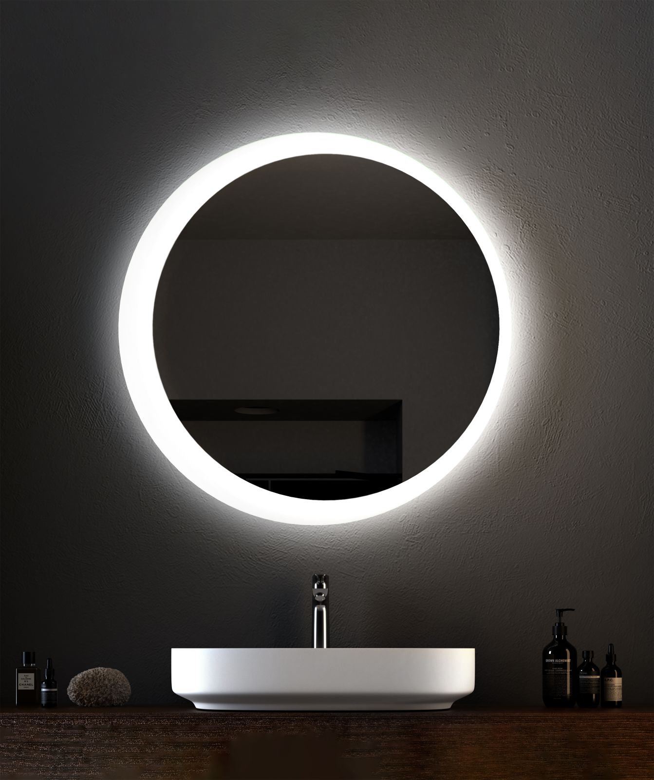 Lo specchio Rondò di Progetto Group interpreta lo specchio bagno come un elemento scenografico ed essenziale. La sua forma circolare è valorizzata da una elegante banda sabbiata luminosa, che diffonde una luce omogenea e avvolgente. È disponibile in quattro diametri: 70, 80, 90 e 100 cm, ma può essere realizzato anche su richiesta in misure personalizzate. L’illuminazione LED integrata ha un flusso luminoso che arriva fino a 2981 lumen, mantenendo al tempo stesso un profilo sottile ed elegante grazie al vetro da 4 mm. www.progetto-group.it – Cersaie 2026, Pad. 21, Stand B17
