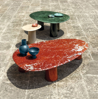Vere e proprie sculture colorate i tavolini Boldini di Ethimo che hanno i piani completamente prodotti, con un'accurata lavorazione artigianale, in marmo colorato: Rosso Francia, Verde Guatemala o travertino color Sabbia, declinati in una luminosa finitura lucida che accentua la bellezza e le venature naturali dei materiali. Le gambe, in ceramica smaltata, riprendono i colori dei piani e l’effetto lucente. Possono vivere singolarmente o creare composizioni personalizzate e possono essere utilizzati anche all'esterno. Misurano L 160 x P 100 x H 28/40 cm, L 120 x P 100 x H 28/40 cm e L 46 x P 42 x H 28/49 cm. Prezzo a partire da 1.186 euro. https://www.ethimo.com Vere e proprie sculture colorate i tavolini Boldini di Ethimo che hanno i piani completamente prodotti, con un'accurata lavorazione artigianale, in marmo colorato: Rosso Francia, Verde Guatemala o travertino color Sabbia, declinati in una luminosa finitura lucida che accentua la bellezza e le venature naturali dei materiali. Le gambe, in ceramica smaltata, riprendono i colori dei piani e l’effetto lucente. Possono vivere singolarmente o creare composizioni personalizzate e possono essere utilizzati anche all'esterno. Misurano L 160 x P 100 x H 28/40 cm, L 120 x P 100 x H 28/40 cm e L 46 x P 42 x H 28/49 cm. Prezzo a partire da 1.186 euro. https://www.ethimo.com