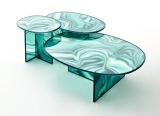 Cristallo trasparente extrachiaro temperato, con una decorazione venata ed organica che riprende le colorazioni e le trame del marmo, pert i tavolini sovrapponibili LIQUEFY di Glas che permettono di dare vita a comnposizioni personalizzate grazie alle forme e alle dimensioni diverse. Le venature appaiono dinamiche e variabili in base al punto di osservazione. Sono disponibili in quattro diverse colorazioni: verde, rosa-beige, whisky e grigio-antracite. Misurano L 60 x P 50 x H 51 cm, L 90 x P 60 x H 46 cm e L 120 x P 90 x H 41 cm. Prezzo a partire da 2.129 euro. https://www.glasitalia.com/it Cristallo trasparente extrachiaro temperato, con una decorazione venata ed organica che riprende le colorazioni e le trame del marmo, pert i tavolini sovrapponibili LIQUEFY di Glas che permettono di dare vita a comnposizioni personalizzate grazie alle forme e alle dimensioni diverse. Le venature appaiono dinamiche e variabili in base al punto di osservazione. Sono disponibili in quattro diverse colorazioni: verde, rosa-beige, whisky e grigio-antracite. Misurano L 60 x P 50 x H 51 cm, L 90 x P 60 x H 46 cm e L 120 x P 90 x H 41 cm. Prezzo a partire da 2.129 euro. https://www.glasitalia.com/it