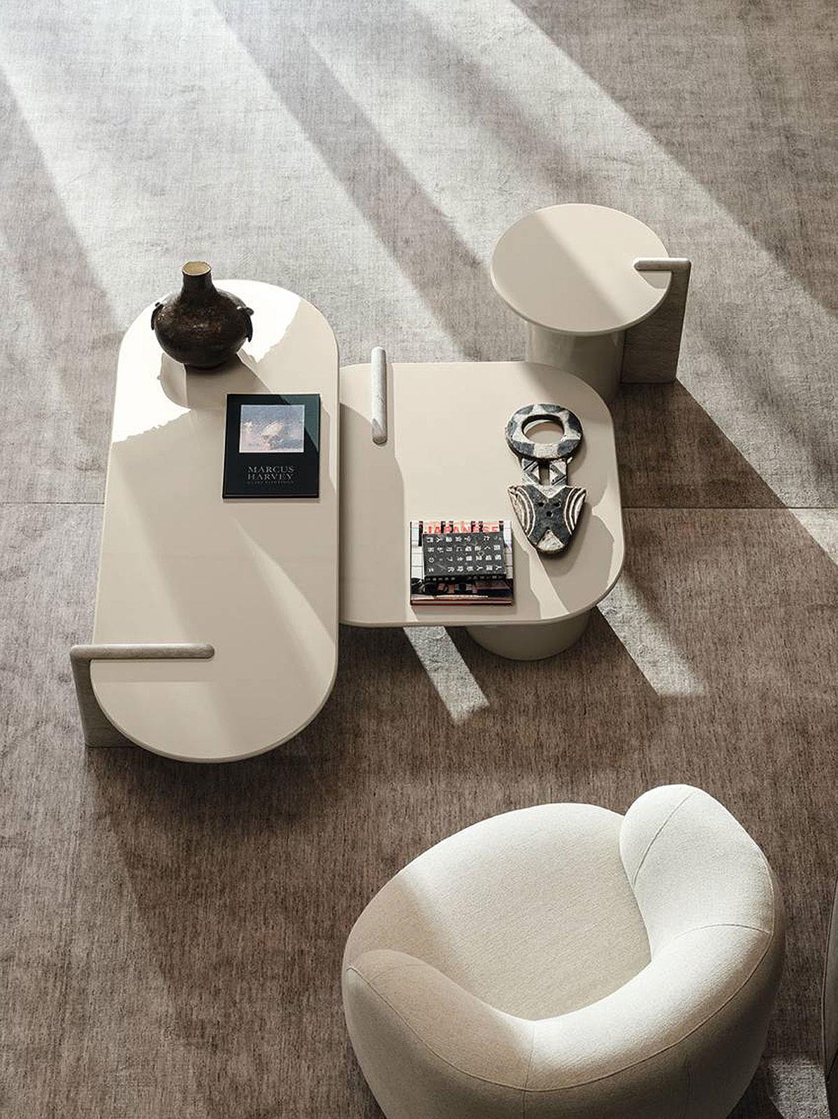 I tavolini sovrapponibili Petra di Ditre Italia sono caratterizzati da forme morbide e organiche che li trasformano in vere e proprie sculture contemporanee. È presente un basamento in acciaio e un piano in MDF nella variante Mastice Glossy; l'inserto laterale, disponibile in marmo o in legno, completa la struttura. Il tavolino quadro misura L 90 x P 90 x H 29 cm. Prezzo a partire da 2.367 euro. Il tavolino rettangolare alto misura L 160 x P 60 x H 39 cm. Prezzo a partire da 2.534 euro. Il tavolino tondo misura Ø 95 x H 29 cm. Prezzo a partire da 2.403 euro. https://www.ditreitalia.com I tavolini sovrapponibili Petra di Ditre Italia sono caratterizzati da forme morbide e organiche che li trasformano in vere e proprie sculture contemporanee. È presente un basamento in acciaio e un piano in MDF nella variante Mastice Glossy; l'inserto laterale, disponibile in marmo o in legno, completa la struttura. Il tavolino quadro misura L 90 x P 90 x H 29 cm. Prezzo a partire da 2.367 euro. Il tavolino rettangolare alto misura L 160 x P 60 x H 39 cm. Prezzo a partire da 2.534 euro. Il tavolino tondo misura Ø 95 x H 29 cm. Prezzo a partire da 2.403 euro. https://www.ditreitalia.com