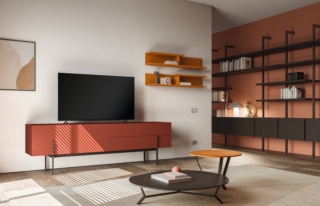 Acciaio e legno per i tavolini da caffè della serie Triade di Santalucia Mobili che sono caratterizzati da un piano rotondo nelle varianti nei colori Eco, laccato opaco e lucido o effetto legno. Sono disponibili in due formati diversi che permettono di abbinarli sovrapponendoli al centro del living. Misurano Ø 60 x H 30,5/40,5 cm e Ø 100 x H 21 cm. Prezzo a partire da 397 euro + IVA (nella versione in laccato). https://santaluciamobili.it Acciaio e legno per i tavolini da caffè della serie Triade di Santalucia Mobili che sono caratterizzati da un piano rotondo nelle varianti nei colori Eco, laccato opaco e lucido o effetto legno. Sono disponibili in due formati diversi che permettono di abbinarli sovrapponendoli al centro del living. Misurano Ø 60 x H 30,5/40,5 cm e Ø 100 x H 21 cm. Prezzo a partire da 397 euro + IVA (nella versione in laccato). https://santaluciamobili.it