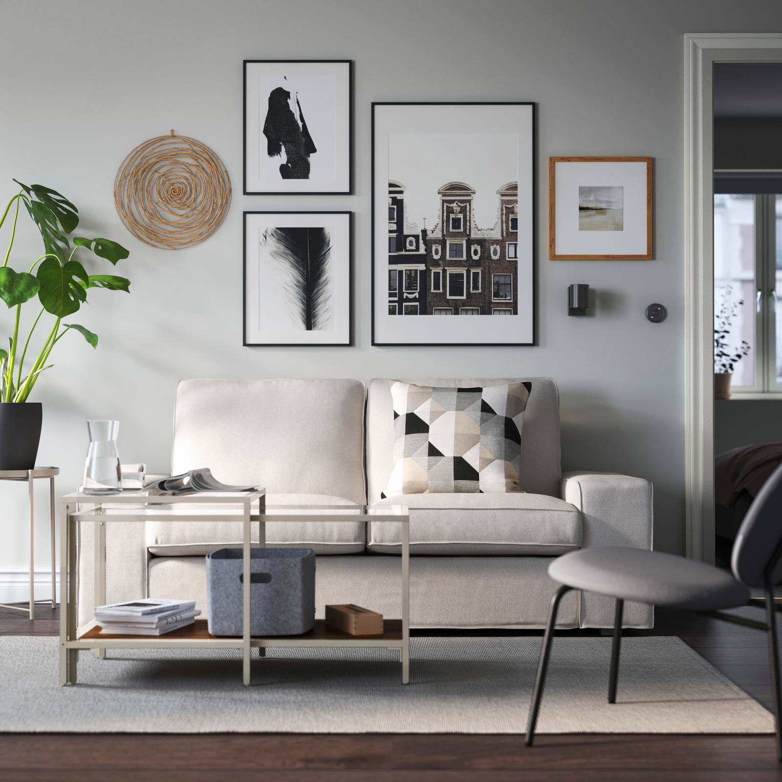 Il set di tavolini VITTSJÖ di Ikea Italia ha un design leggero e contemporaneo messo in evidenza dall'abbinamento tra il metallo della struttura e il vetro temperato e la finitura effetto legno dei ripiani. Il tavolino inferiore può essere inserito sotto quello superiore per creare composizioni dinamiche e ottimizzare l'ingombro. Misurano L 90 x P 45 x H 44 cm e L 50 x P 50 x H 49 cm. Prezzo 90 euro (per il set da 2 pezzi). https://www.ikea.com Il set di tavolini VITTSJÖ di Ikea Italia ha un design leggero e contemporaneo messo in evidenza dall'abbinamento tra il metallo della struttura e il vetro temperato e la finitura effetto legno dei ripiani. Il tavolino inferiore può essere inserito sotto quello superiore per creare composizioni dinamiche e ottimizzare l'ingombro. Misurano L 90 x P 45 x H 44 cm e L 50 x P 50 x H 49 cm. Prezzo 90 euro (per il set da 2 pezzi). https://www.ikea.com
