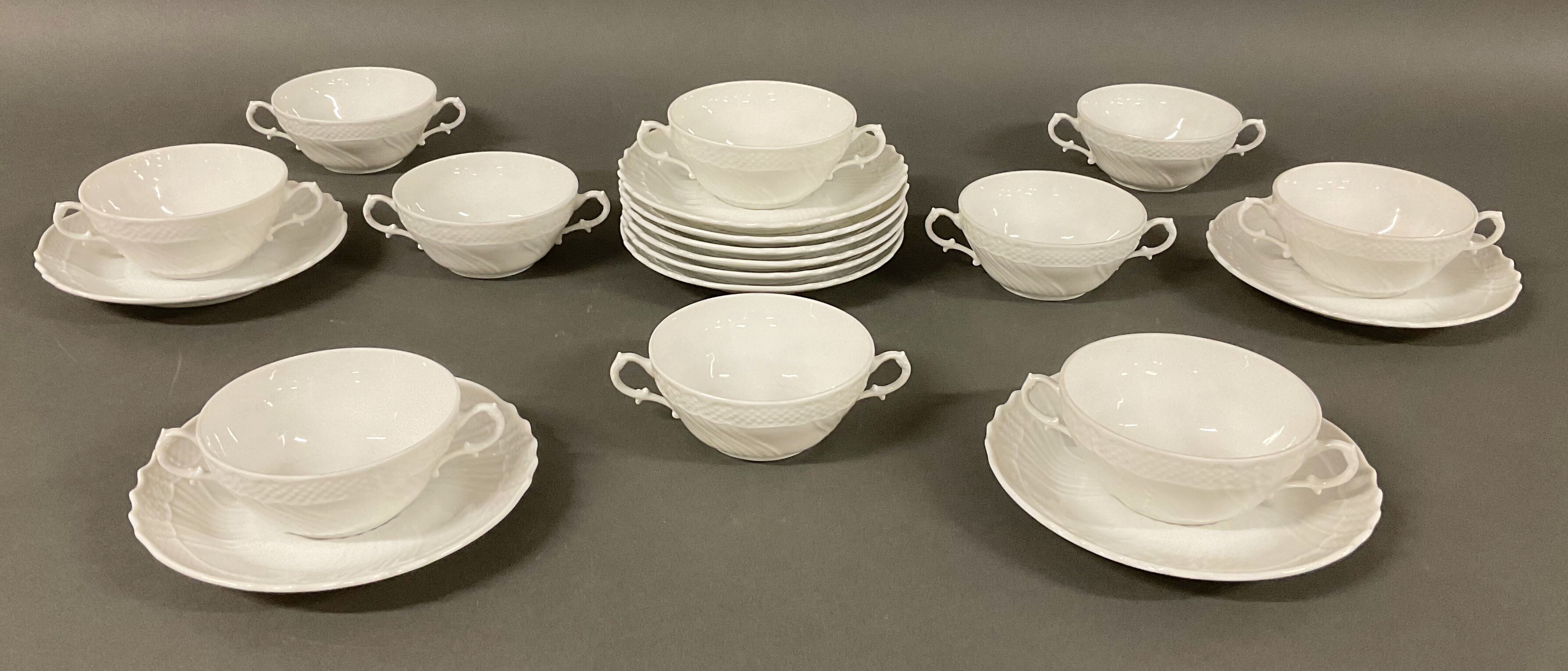 Set di tazze da consommé o da brodo con piattini in porcellana bianca della collezione Vecchio Ginori (o Antico Doccia) di Ginori 1735 caratterizzato da un motivo a rilievo con linee a torchon o vimini intrecciato e doppi manici ricci. Foto: Il Ponte Casa D’Aste, www.ponteonline.com