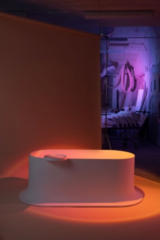 Linea e Linea RO sono le due nuove vasche che ampliano la collezione Alba di PAA, nata dalla collaborazione con Karim Rashid. In foto si vede la vasca Alba RO che misura L 170 x P 82 cm. L’intera collezione è realizzata in Silkstone, un materiale sviluppato dall’azienda e definito come un “marmo contemporaneo”. Le nuove vasche sono disponibili in due dimensioni e nelle versioni bianco opaco e colorata. Hanno una superficie setosa, morbida e piacevolmente calda al tatto e linee morbide e continue, prive di elementi superflui. https://paabaths.com/– Cersaie 2026, Pad. 21, Stand B99