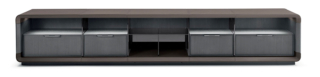 Herman TV Cabinet, disegnato da Umberto Asnago nel 2022, è la versione bassa e compatta del sistema Herman, pensata per accogliere il televisore con una presenza discreta e sofisticata. Il fronte a giorno, luminoso e ordinato, può essere personalizzato con mensole in vetro fumé o cassetti in legno, offrendo libertà compositiva e ampio spazio per organizzare dispositivi e oggetti.
La struttura modulare permette diverse configurazioni e abbina la ricercatezza dei materiali alla cura artigianale delle finiture: top e basamento sono rivestiti in cuoio o pelle, mentre fianchi e schienale sono disponibili in essenza. Disponibile in noce canaletto fiammato o frassino tinto grafite. Misure L 180 x P 45 x H 52 cm oppure L 290 x P 45 x H 52 cm. Prezzo su richiesta. www.i4mariani.com