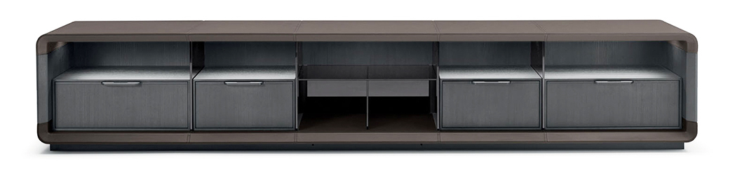 Herman TV Cabinet, disegnato da Umberto Asnago nel 2022, è la versione bassa e compatta del sistema Herman, pensata per accogliere il televisore con una presenza discreta e sofisticata. Il fronte a giorno, luminoso e ordinato, può essere personalizzato con mensole in vetro fumé o cassetti in legno, offrendo libertà compositiva e ampio spazio per organizzare dispositivi e oggetti.
La struttura modulare permette diverse configurazioni e abbina la ricercatezza dei materiali alla cura artigianale delle finiture: top e basamento sono rivestiti in cuoio o pelle, mentre fianchi e schienale sono disponibili in essenza. Disponibile in noce canaletto fiammato o frassino tinto grafite. Misure L 180 x P 45 x H 52 cm oppure L 290 x P 45 x H 52 cm. Prezzo su richiesta. www.i4mariani.com