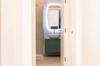 Il bagno è caratterizzato dai rivestimenti Clay Shy di Mirage, dal mobile bagno D’Art di Novello, dalla rubinetteria Effepi, dai sanitari Globo, dal box doccia Panarea di Lacus e dallo specchio retroilluminato Barrel di Deghi. Il bagno è caratterizzato dai rivestimenti Clay Shy di Mirage, dal mobile bagno D’Art di Novello, dalla rubinetteria Effepi, dai sanitari Globo, dal box doccia Panarea di Lacus e dallo specchio retroilluminato Barrel di Deghi.
