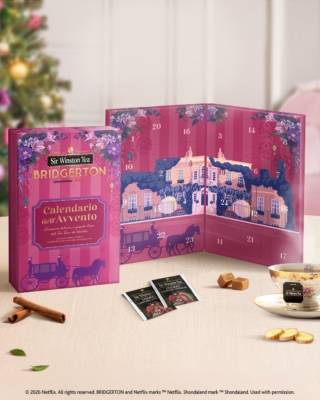 L’eleganza dell’universo Bridgerton, la serie Netflix|Shondaland, incontra il rituale del tè nel nuovo Calendario dell’Avvento Sir Winston Tea, marchio dell’azienda italiana Pompadour. Dietro le 24 finestrelle si cela una selezione di tè neri e verdi, che spazia dalle note golose di Caramello e Panna e Cookies Lampone e Vaniglia al classico English Breakfast, fino alle combinazioni fruttate di Limone, Pesca e Mango e Limone e agli abbinamenti con matcha, zenzero, arancia, cannella e spezie. A caratterizzare la confezione è un design scenografico ispirato all’estetica Regency della serie, con decorazioni floreali, tonalità intense, dettagli dorati e illustrazioni che richiamano i sontuosi palazzi e le carrozze dell’epoca. Si può acquistare online su www.pompadour.it e nei due flagship store Pompadour Shop – L’arte dell’infusione, a Milano (Corso Magenta 25) e Verona (Via dei Pellicciai 28). Prezzo 21,90 euro. L’eleganza dell’universo Bridgerton, la serie Netflix|Shondaland, incontra il rituale del tè nel nuovo Calendario dell’Avvento Sir Winston Tea, marchio dell’azienda italiana Pompadour. Dietro le 24 finestrelle si cela una selezione di tè neri e verdi, che spazia dalle note golose di Caramello e Panna e Cookies Lampone e Vaniglia al classico English Breakfast, fino alle combinazioni fruttate di Limone, Pesca e Mango e Limone e agli abbinamenti con matcha, zenzero, arancia, cannella e spezie. A caratterizzare la confezione è un design scenografico ispirato all’estetica Regency della serie, con decorazioni floreali, tonalità intense, dettagli dorati e illustrazioni che richiamano i sontuosi palazzi e le carrozze dell’epoca. Si può acquistare online su www.pompadour.it e nei due flagship store Pompadour Shop – L’arte dell’infusione, a Milano (Corso Magenta 25) e Verona (Via dei Pellicciai 28). Prezzo 21,90 euro.