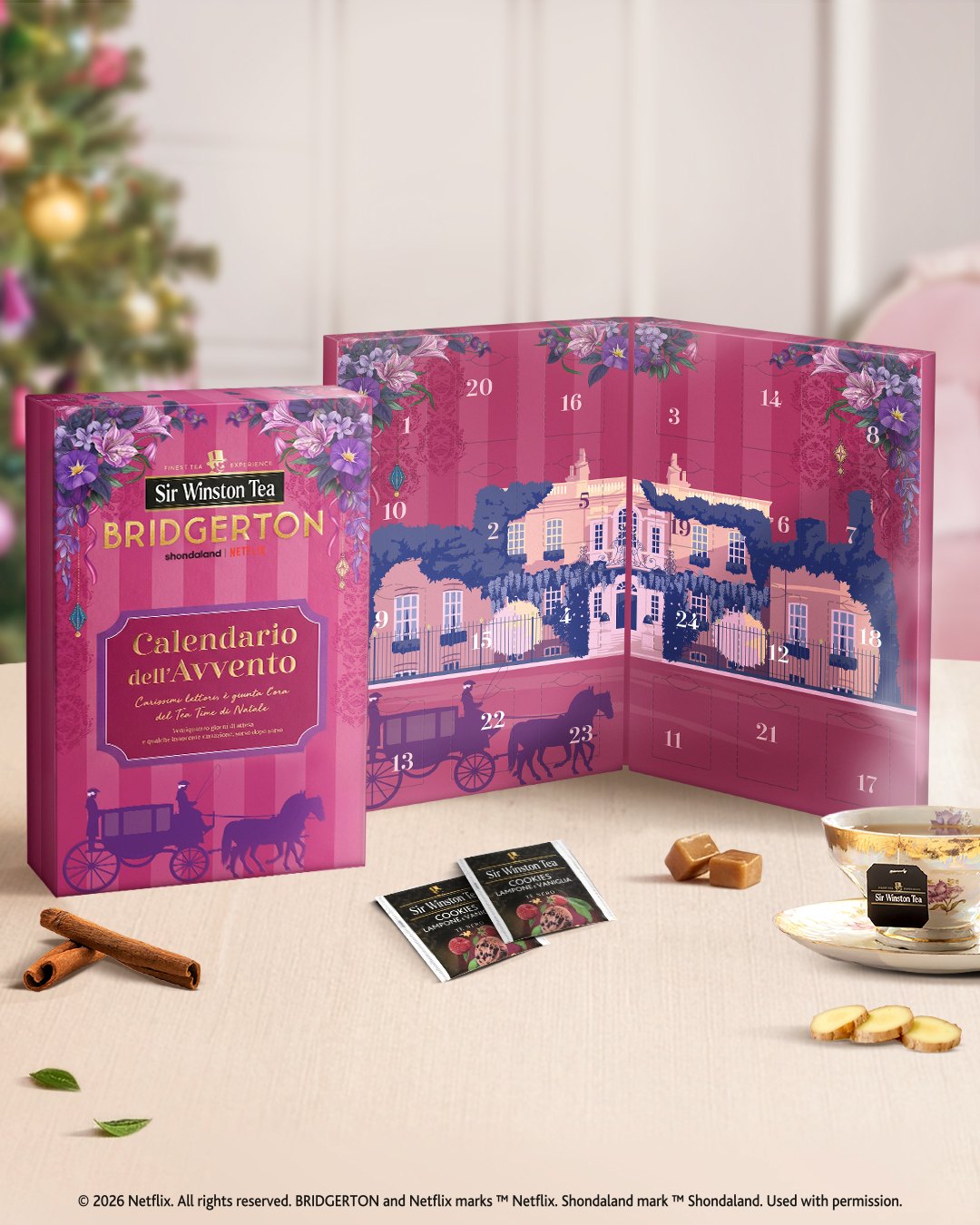 L’eleganza dell’universo Bridgerton, la serie Netflix|Shondaland, incontra il rituale del tè nel nuovo Calendario dell’Avvento Sir Winston Tea, marchio dell’azienda italiana Pompadour. Dietro le 24 finestrelle si cela una selezione di tè neri e verdi, che spazia dalle note golose di Caramello e Panna e Cookies Lampone e Vaniglia al classico English Breakfast, fino alle combinazioni fruttate di Limone, Pesca e Mango e Limone e agli abbinamenti con matcha, zenzero, arancia, cannella e spezie. A caratterizzare la confezione è un design scenografico ispirato all’estetica Regency della serie, con decorazioni floreali, tonalità intense, dettagli dorati e illustrazioni che richiamano i sontuosi palazzi e le carrozze dell’epoca. Si può acquistare online su www.pompadour.it e nei due flagship store Pompadour Shop – L’arte dell’infusione, a Milano (Corso Magenta 25) e Verona (Via dei Pellicciai 28). Prezzo 21,90 euro. L’eleganza dell’universo Bridgerton, la serie Netflix|Shondaland, incontra il rituale del tè nel nuovo Calendario dell’Avvento Sir Winston Tea, marchio dell’azienda italiana Pompadour. Dietro le 24 finestrelle si cela una selezione di tè neri e verdi, che spazia dalle note golose di Caramello e Panna e Cookies Lampone e Vaniglia al classico English Breakfast, fino alle combinazioni fruttate di Limone, Pesca e Mango e Limone e agli abbinamenti con matcha, zenzero, arancia, cannella e spezie. A caratterizzare la confezione è un design scenografico ispirato all’estetica Regency della serie, con decorazioni floreali, tonalità intense, dettagli dorati e illustrazioni che richiamano i sontuosi palazzi e le carrozze dell’epoca. Si può acquistare online su www.pompadour.it e nei due flagship store Pompadour Shop – L’arte dell’infusione, a Milano (Corso Magenta 25) e Verona (Via dei Pellicciai 28). Prezzo 21,90 euro.