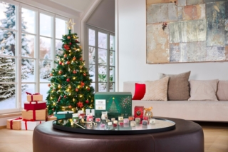 Per il Natale 2026, Yankee Candle trasforma il conto alla rovescia verso le Feste in un rituale quotidiano dedicato alle fragranze e all’atmosfera domestica, con tre diversi Calendari dell’Avvento. Tra le proposte, il Calendario dell’Avvento Albero – Edizione da Collezione è pensato per chi ama candele e accessori profumati: racchiude candele Signature, mini candele e tealight, insieme a un portacandela in vetro, uno spegnicandela, un tagliastoppino e una pallina di Natale in edizione limitata. La selezione di fragranze alterna note golose e spezie avvolgenti a sentori freschi di conifere e agrumi, con sfumature aromatiche e legnose che richiamano la magia delle feste. Prezzo 114,90 euro. www.yankeecandle.it Per il Natale 2026, Yankee Candle trasforma il conto alla rovescia verso le Feste in un rituale quotidiano dedicato alle fragranze e all’atmosfera domestica, con tre diversi Calendari dell’Avvento. Tra le proposte, il Calendario dell’Avvento Albero – Edizione da Collezione è pensato per chi ama candele e accessori profumati: racchiude candele Signature, mini candele e tealight, insieme a un portacandela in vetro, uno spegnicandela, un tagliastoppino e una pallina di Natale in edizione limitata. La selezione di fragranze alterna note golose e spezie avvolgenti a sentori freschi di conifere e agrumi, con sfumature aromatiche e legnose che richiamano la magia delle feste. Prezzo 114,90 euro. www.yankeecandle.it
