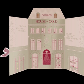 Con il Calendario dell’Avvento The House of Gold, Catrice celebra l’attesa del Natale all’insegna del glamour e della bellezza. Dietro le 24 porticine si nascondono altrettanti prodotti in edizione limitata, ciascuno accompagnato da un messaggio speciale. La selezione comprende prodotti per il trucco, per le unghie, strumenti e accessori con finish luminosi e scintillanti per creare look festosi: dai mascara di grande effetto agli illuminanti, fino ad una versatile palette di ombretti. Prezzo 42,99 euro. www.catrice.eu Con il Calendario dell’Avvento The House of Gold, Catrice celebra l’attesa del Natale all’insegna del glamour e della bellezza. Dietro le 24 porticine si nascondono altrettanti prodotti in edizione limitata, ciascuno accompagnato da un messaggio speciale. La selezione comprende prodotti per il trucco, per le unghie, strumenti e accessori con finish luminosi e scintillanti per creare look festosi: dai mascara di grande effetto agli illuminanti, fino ad una versatile palette di ombretti. Prezzo 42,99 euro. www.catrice.eu