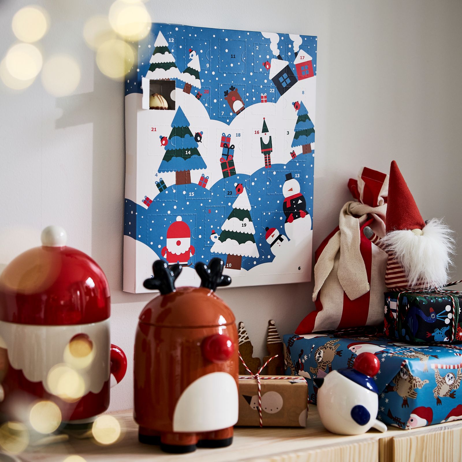 Un piccolo rito quotidiano per accompagnare l’attesa del Natale: il calendario dell’Avvento Vintersaga di Ikea, proposto in edizione limitata, invita a entrare nella tradizione delle feste e a costruire la propria fiaba invernale. Il nome nasce dall’unione delle parole svedesi vinter, inverno, e saga, fiaba, evocando il piacere di creare e condividere momenti speciali durante le festività. Prezzo 16,95 euro. www.ikea.com Un piccolo rito quotidiano per accompagnare l’attesa del Natale: il calendario dell’Avvento Vintersaga di Ikea, proposto in edizione limitata, invita a entrare nella tradizione delle feste e a costruire la propria fiaba invernale. Il nome nasce dall’unione delle parole svedesi vinter, inverno, e saga, fiaba, evocando il piacere di creare e condividere momenti speciali durante le festività. Prezzo 16,95 euro. www.ikea.com