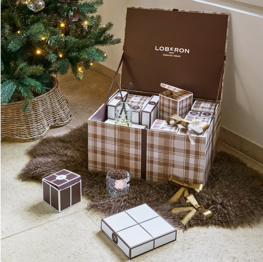 Loberon, 24 sorprese per vestire la casa a festa
Un calendario dell’Avvento pensato per chi ama i dettagli d’arredo e l’atmosfera del Natale: la proposta 2026 di Loberon racchiude 24 oggetti selezionati per rendere più speciale ogni giorno di dicembre. Tra le sorprese si alternano accessori decorativi e complementi per la casa come vasi, portacandele, profumazioni per ambienti, decorazioni da appendere, nastri di velluto, un copricuscino, una ciotola e uno schiaccianoci. Non mancano candele, biglietti d’auguri e ornamenti natalizi, fino al set di tre fiocchi decorativi dorati previsto per la Vigilia. Nei toni del beige e del marrone, il calendario è proposto in edizione limitata e non verrà riproposto una volta esaurito. Il valore complessivo dei singoli articoli è di 279,80 euro, a fronte di un prezzo del set di 198 euro. www.loberon.it Loberon, 24 sorprese per vestire la casa a festa
Un calendario dell’Avvento pensato per chi ama i dettagli d’arredo e l’atmosfera del Natale: la proposta 2026 di Loberon racchiude 24 oggetti selezionati per rendere più speciale ogni giorno di dicembre. Tra le sorprese si alternano accessori decorativi e complementi per la casa come vasi, portacandele, profumazioni per ambienti, decorazioni da appendere, nastri di velluto, un copricuscino, una ciotola e uno schiaccianoci. Non mancano candele, biglietti d’auguri e ornamenti natalizi, fino al set di tre fiocchi decorativi dorati previsto per la Vigilia. Nei toni del beige e del marrone, il calendario è proposto in edizione limitata e non verrà riproposto una volta esaurito. Il valore complessivo dei singoli articoli è di 279,80 euro, a fronte di un prezzo del set di 198 euro. www.loberon.it