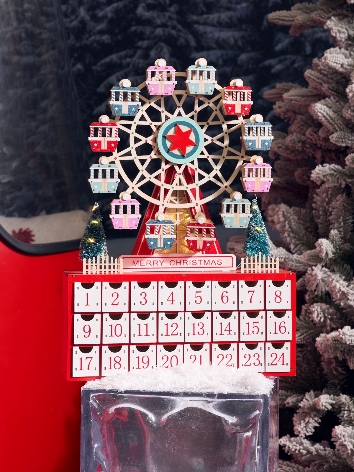 Un tocco di allegria per il conto alla rovescia verso il Natale: il calendario dell’Avvento di Maisons du Monde prende la forma di una ruota panoramica multicolore realizzata in legno di pioppo e decorata con cura. I 24 cassetti scorrevoli numerati si possono riempire con dolcetti, messaggi o piccole sorprese personalizzate. Grazie al suo design scenografico e alle tonalità vivaci questo calendario diventa anche un elemento decorativo da esporre su una mensola, una madia o un tavolo. Pensato per essere riutilizzato anno dopo anno, misura 30 cm di larghezza, 42 cm di altezza e 8,3 cm di profondità. Prezzo 39,99 euro. www.maisonsdumonde.com Un tocco di allegria per il conto alla rovescia verso il Natale: il calendario dell’Avvento di Maisons du Monde prende la forma di una ruota panoramica multicolore realizzata in legno di pioppo e decorata con cura. I 24 cassetti scorrevoli numerati si possono riempire con dolcetti, messaggi o piccole sorprese personalizzate. Grazie al suo design scenografico e alle tonalità vivaci questo calendario diventa anche un elemento decorativo da esporre su una mensola, una madia o un tavolo. Pensato per essere riutilizzato anno dopo anno, misura 30 cm di larghezza, 42 cm di altezza e 8,3 cm di profondità. Prezzo 39,99 euro. www.maisonsdumonde.com
