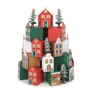 Un piccolo villaggio natalizio da comporre e personalizzare giorno dopo giorno: il calendario dell’Avvento Tradi di Maisons du Monde è formato da 24 casette in legno decorate nei colori tradizionali delle feste: rosso e verde con dettagli bianchi e dorati. Ogni casetta si apre per accogliere cioccolatini, piccoli regali, bigliettini o altre sorprese, accompagnando grandi e piccini fino al 25 dicembre. Le casette possono essere disposte liberamente per creare un paesaggio decorativo su una madia, un davanzale o sulla mensola del camino. Realizzato in legno e pensato per essere riutilizzato anno dopo anno, il calendario unisce la funzione del conto alla rovescia al piacere di allestire un angolo di casa dedicato al Natale. Prezzo 49,99 euro. www,maisonsdumonde.com Un piccolo villaggio natalizio da comporre e personalizzare giorno dopo giorno: il calendario dell’Avvento Tradi di Maisons du Monde è formato da 24 casette in legno decorate nei colori tradizionali delle feste: rosso e verde con dettagli bianchi e dorati. Ogni casetta si apre per accogliere cioccolatini, piccoli regali, bigliettini o altre sorprese, accompagnando grandi e piccini fino al 25 dicembre. Le casette possono essere disposte liberamente per creare un paesaggio decorativo su una madia, un davanzale o sulla mensola del camino. Realizzato in legno e pensato per essere riutilizzato anno dopo anno, il calendario unisce la funzione del conto alla rovescia al piacere di allestire un angolo di casa dedicato al Natale. Prezzo 49,99 euro. www,maisonsdumonde.com