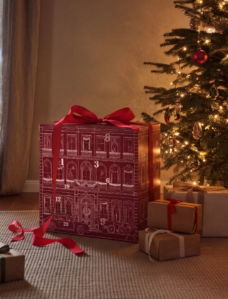 Un concentrato di design e idee regalo racchiuso in un calendario dell’Avvento formato XL: la proposta 2026 di Westwing invita a scoprire, giorno dopo giorno, 24 sorprese firmate da alcuni nomi del mondo del design, del lifestyle e della bellezza. Dietro le finestrelle si trovano prodotti esclusivi della Westwing Collection e di brand come Aesop, Bloomingville, Audo Copenhagen, Ferm Living, DBKD, Philippi, Vinga, Vondels, WMF, Archivist e Broste. Il valore complessivo degli articoli supera i 700 euro. La confezione, nelle tonalità del rosso scuro e del bianco, pesa 17 kg. Prezzo 299 euro. www.westwing.it Un concentrato di design e idee regalo racchiuso in un calendario dell’Avvento formato XL: la proposta 2026 di Westwing invita a scoprire, giorno dopo giorno, 24 sorprese firmate da alcuni nomi del mondo del design, del lifestyle e della bellezza. Dietro le finestrelle si trovano prodotti esclusivi della Westwing Collection e di brand come Aesop, Bloomingville, Audo Copenhagen, Ferm Living, DBKD, Philippi, Vinga, Vondels, WMF, Archivist e Broste. Il valore complessivo degli articoli supera i 700 euro. La confezione, nelle tonalità del rosso scuro e del bianco, pesa 17 kg. Prezzo 299 euro. www.westwing.it