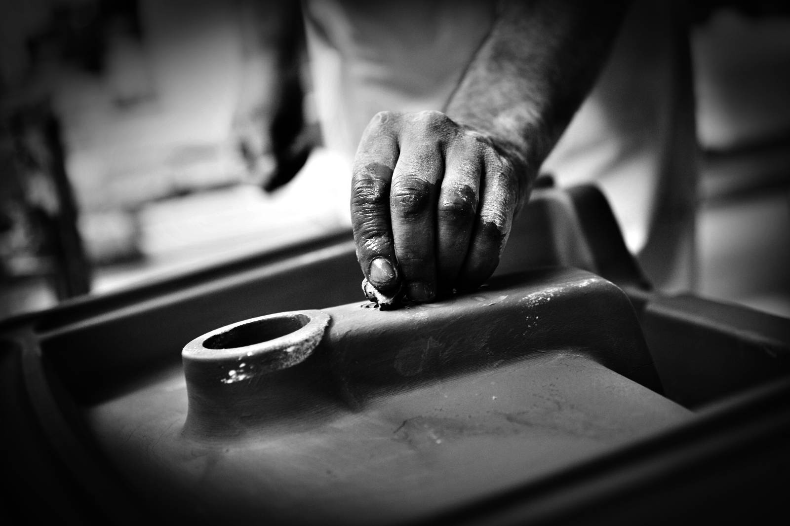 Momento della lavorazione della ceramica nella sede di Ceramica Cielo a Fabrica di Roma Momento della lavorazione della ceramica nella sede di Ceramica Cielo a Fabrica di Roma
