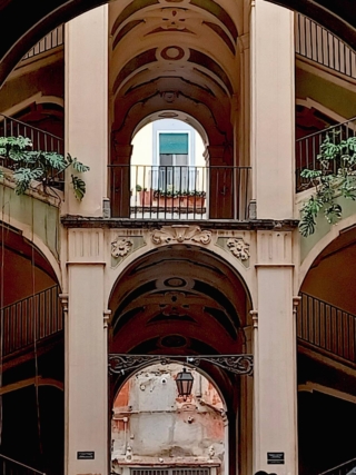 Cortile del Palazzo dello Spagnuolo, Rione Sanità, Napoli Cortile del Palazzo dello Spagnuolo, Rione Sanità, Napoli