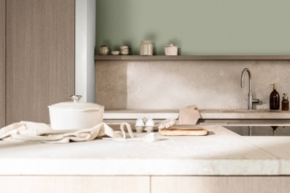 Parete verde Soulful Sage sopra l'azata della cucina in tinta neutra, Colour Futures, Colour of the Year 2027, di Dulux Parete verde Soulful Sage sopra l'azata della cucina in tinta neutra, Colour Futures, Colour of the Year 2027, di Dulux