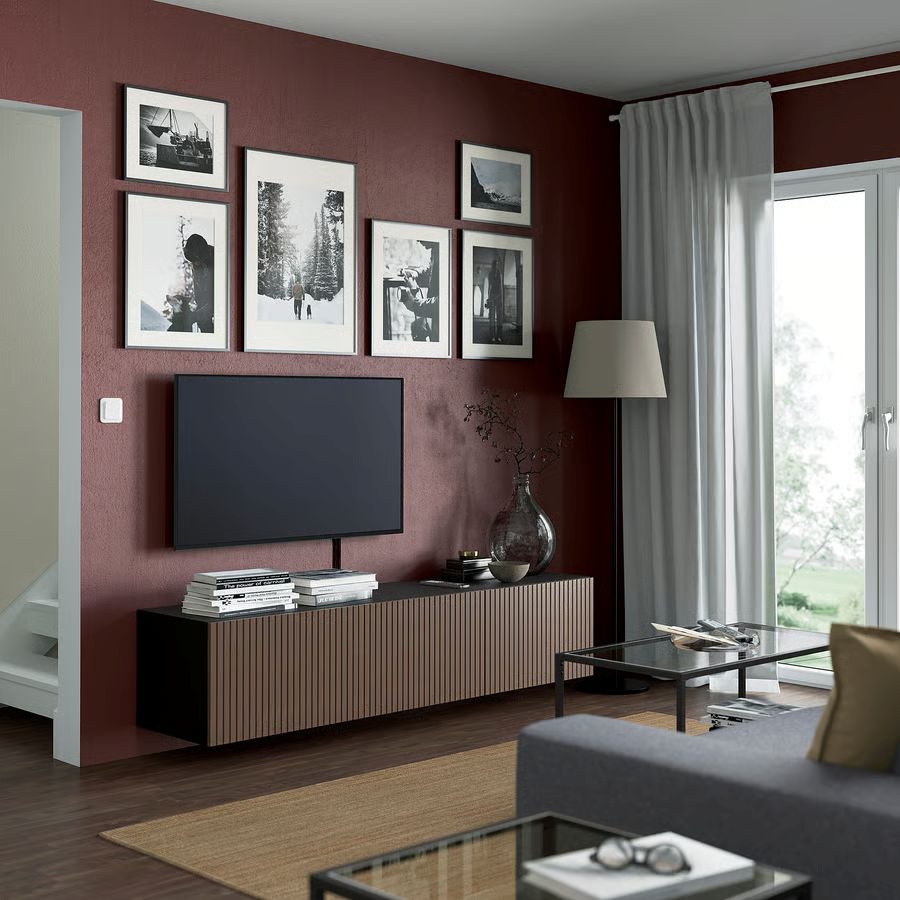 Con il frontale BJÖRKÖVIKEN in impiallacciatura di rovere, il mobile TV BESTÅ di Ikea combina un'estetica calda e naturale con la versatilità che contraddistingue la serie. La finitura effetto legno valorizza la qualità percepita e dona carattere alla zona living, mentre il design sospeso crea un effetto leggero e contemporaneo, contribuendo a rendere l'ambiente più arioso. Progettato per integrarsicon naturalezza nella quotidianità, offre soluzioni intelligenti per la gestione dei dispositivi elettronici grazie alle aperture dedicate che consentono di organizzare e nascondere i cavi. I ripiani regolabili permettono di adattare facilmente lo spazio alle diverse esigenze, mentre la possibilità di scegliere tra chiusura ammortizzata e apertura a pressione aggiunge comfort e praticità d'uso. È personalizzabile con divisori e accessori coordinati della serie BESTÅ. Misure L 180 x P 42 x H 38. Prezzo 221,50 euro. www.ikea.com