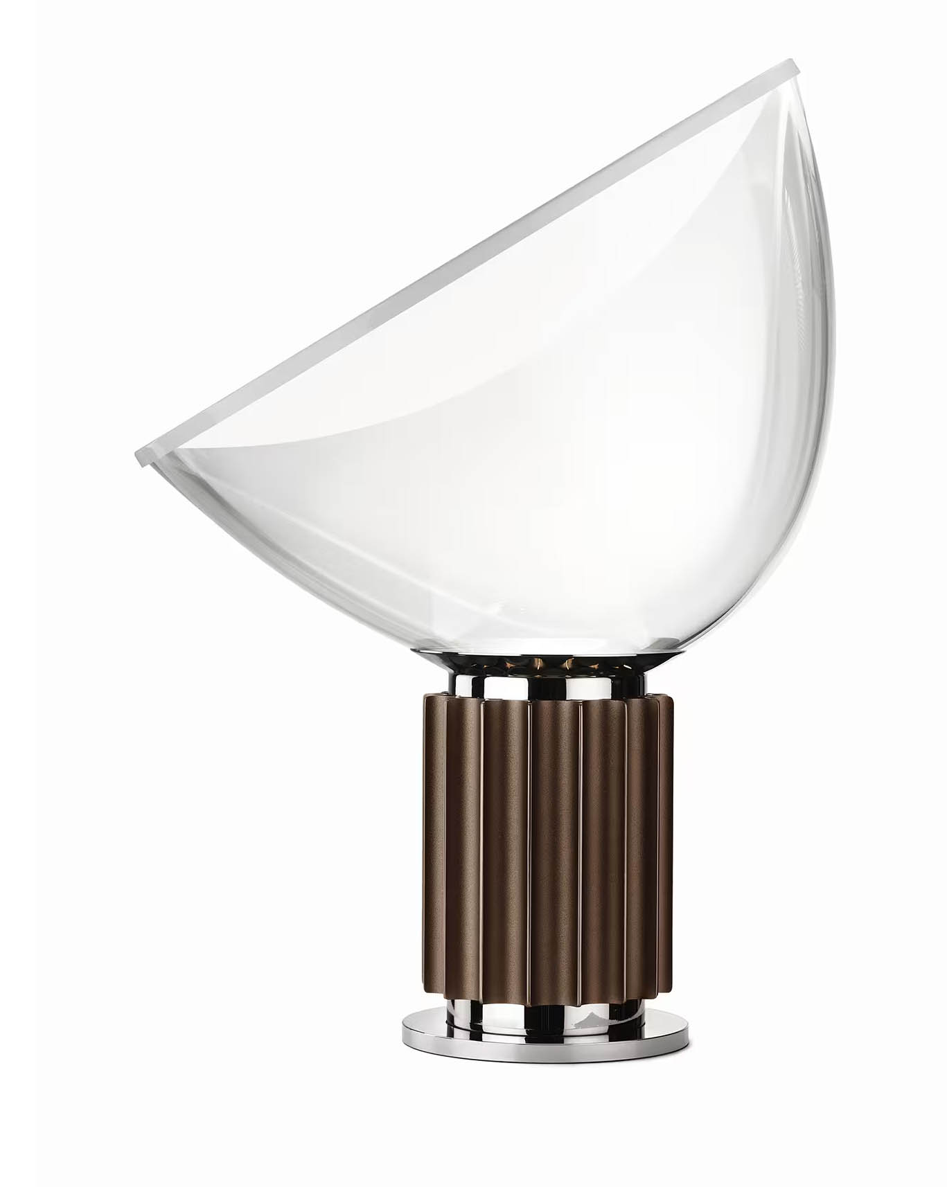La lampada da tavolo Taccia Small di Flos ha il diffusore in vetro soffiato trasparente regolabile. Il corpo è in alluminio anodizzato bronzo con base in metallo nichelato. È dotata di un dimmer. Misura Ø (base) 142 x H 48,5 cm. Costa 1.175 euro. www.flos.com