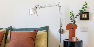 Letto, comodino e lampada: come abbinarli al colore della parete
