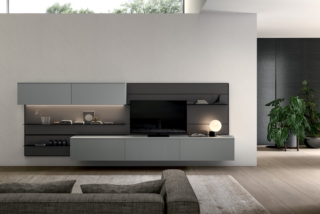 Living Time di Arredo3 combina basi sospese, pensili e boiserie in una composizione pensata per integrare la zona TV mantenendo un’estetica essenziale e ordinata. Le basi Time in laccato opaco Grigio Perla sono caratterizzate dalla lavorazione millerighe, mentre i pensili, nella stessa finitura ma con superfici lisce, adottano l’apertura push-pull. A completare la composizione è la boiserie LAB, con profili e mensole sottili in alluminio anodizzato nero e schienali in laccato opaco Vulcano. Proprio gli schienali svolgono anche una funzione tecnica, permettendo di contenere e nascondere i cavi del televisore. Il living comprende inoltre una capace armadiatura con colonne Time, anta Line e maniglia a incasso Brera, affiancate da elementi a giorno spessi appena 12 mm in laccato Vulcano. La composizione alterna così superfici materiche, elementi contenitivi e vani a giorno, riprendendo la verticalità delle scanalature dell’anta Line. Finiture Grigio Perla, Vulcano e Nero. Dimensioni L 360 x P 45 x H 160 cm. Prezzo su richiesta. www.arredo3.com