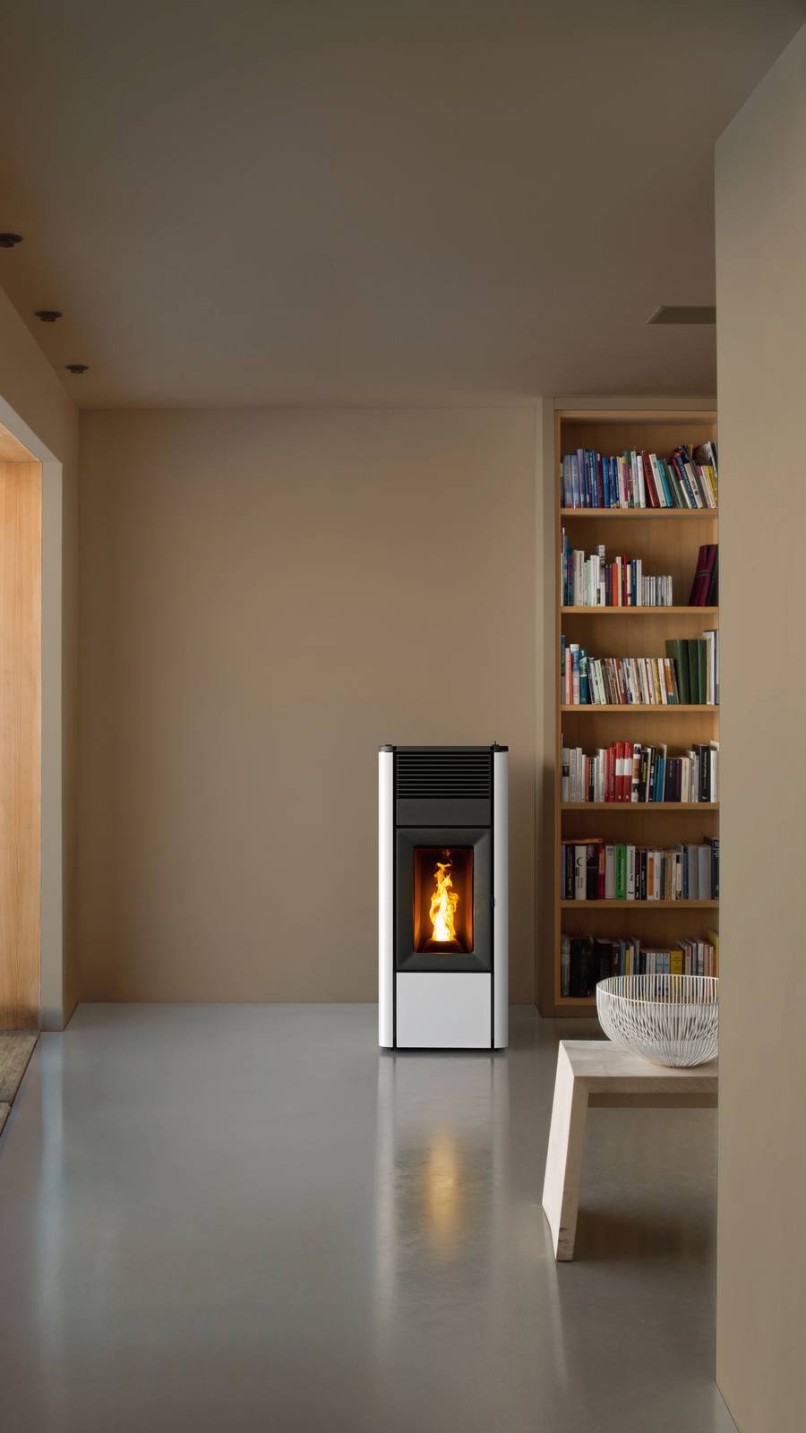 Stufa a pellet canalizzabile MCZ Teia in finitura White: l'ingombro è di 48 x 113 x 53,3 cm, identico per le versioni R e UP.