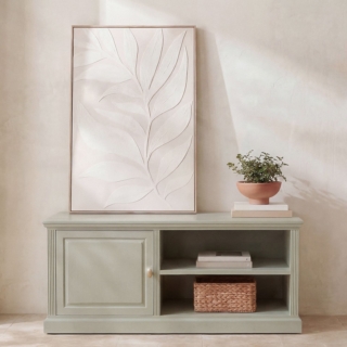 Il mobile TV Dalia di Maisons du Monde organizza lo spazio multimedia con una nota cromatica distintiva e design d'ispirazione classica. La silhouette equilibrata e la finitura verde-grigio definiscono l'area relax del soggiorno con eleganza sobria. Realizzato in pannelli di fibra a media densità con dettagli in legno di abete, dispone di ampi vani a giorno e uno scomparto chiuso. La maniglia in acciaio color ottone crea un contrasto luminoso, unendo estetica tradizionale e praticità moderna. Piano superiore 122 cm, altezza utile ripiani 20,5 cm. Prezzo 249,00 euro. www.maisonsdumonde.com
