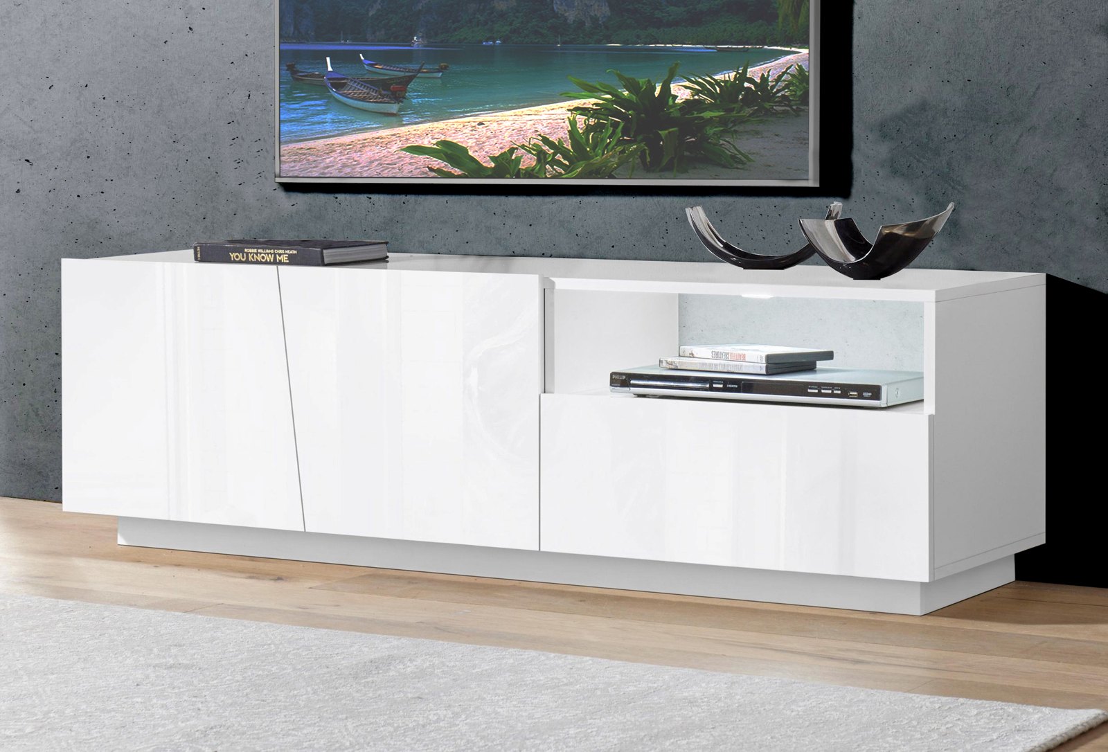 Il mobile TV Vega di Leroy Merlin unisce un’estetica contemporanea a una struttura pensata per rispondere alle esigenze pratiche della zona living. 100% Made in Italy, si caratterizza per le dimensioni generose, con un piano d’appoggio di 150 cm che permette di ospitare anche televisori di grandi dimensioni. La struttura offre allo stesso tempo ampio spazio per organizzare gli oggetti e gli accessori della zona TV: sono presenti due sezioni contenitive con ante battenti, caratterizzate da un particolare taglio diagonale, e un cassetto, per mantenere il living più ordinato e lasciare a vista solo ciò che si desidera. La struttura, le ante e il cassetto sono realizzati in truciolare con finitura melaminica bianco laccato lucido, con certificazione FSC, che accompagna il mobile con una finitura luminosa e facilmente integrabile in diversi ambienti domestici. Misure L 150 × P 46 × H 43 cm. Prezzo 190,90 euro. www.leroymerlin.it