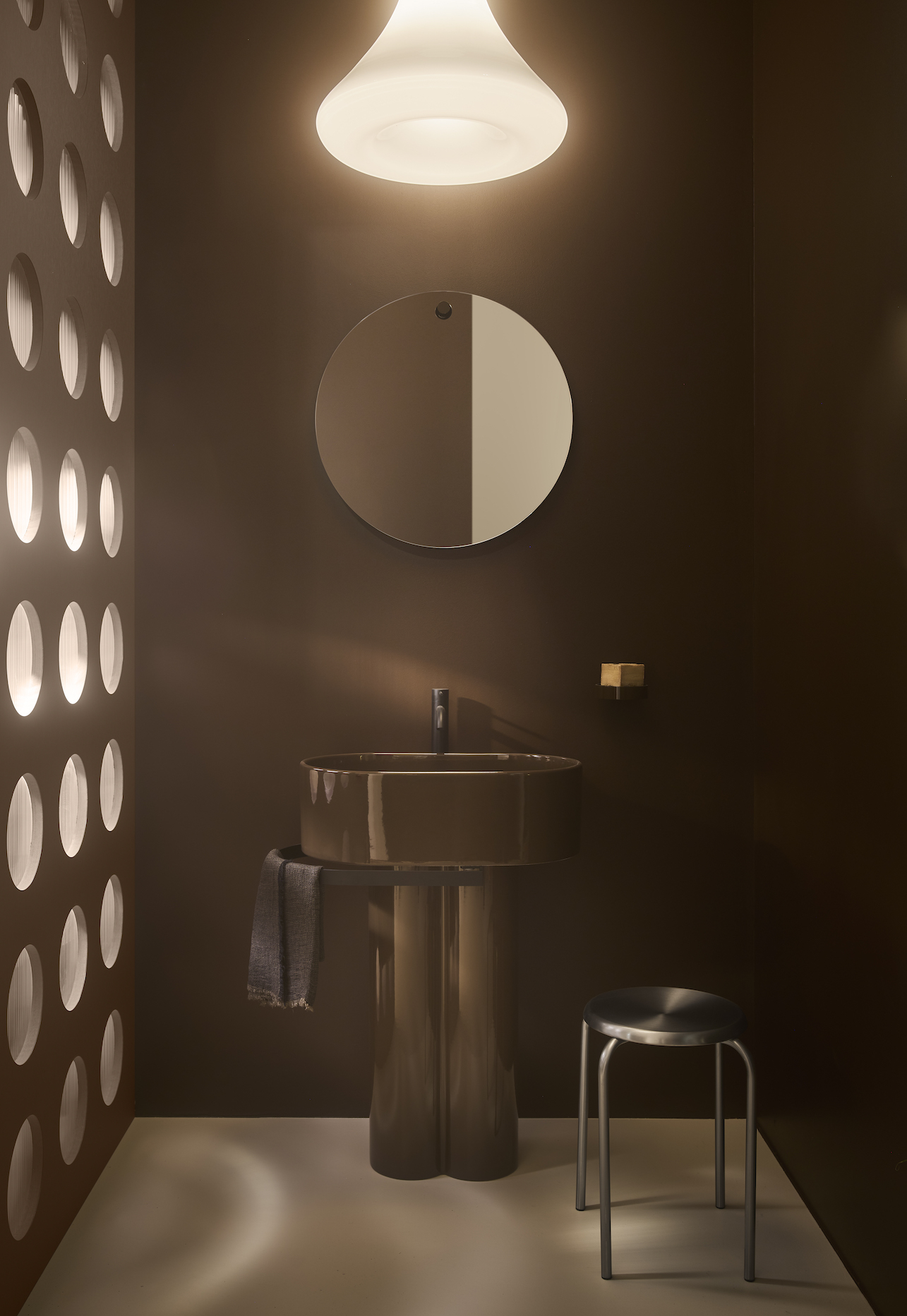 Lavabo Otis nella nuova nuance Cioccolato della palette Essential Colors di Ceramica Cielo Lavabo Otis nella nuova nuance Cioccolato della palette Essential Colors di Ceramica Cielo