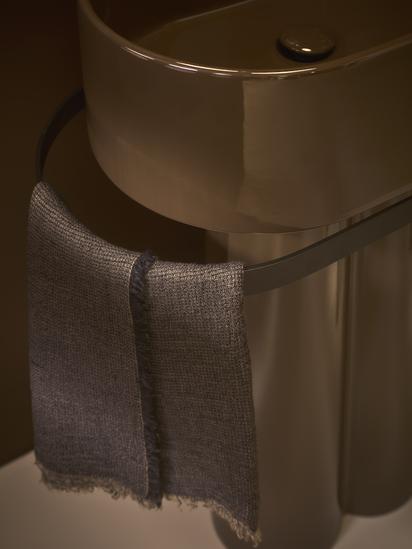 Particolare del lavabo Otis nella nuova nuance Cioccolato della palette Essential Colors di Ceramica Cielo Particolare del lavabo Otis nella nuova nuance Cioccolato della palette Essential Colors di Ceramica Cielo