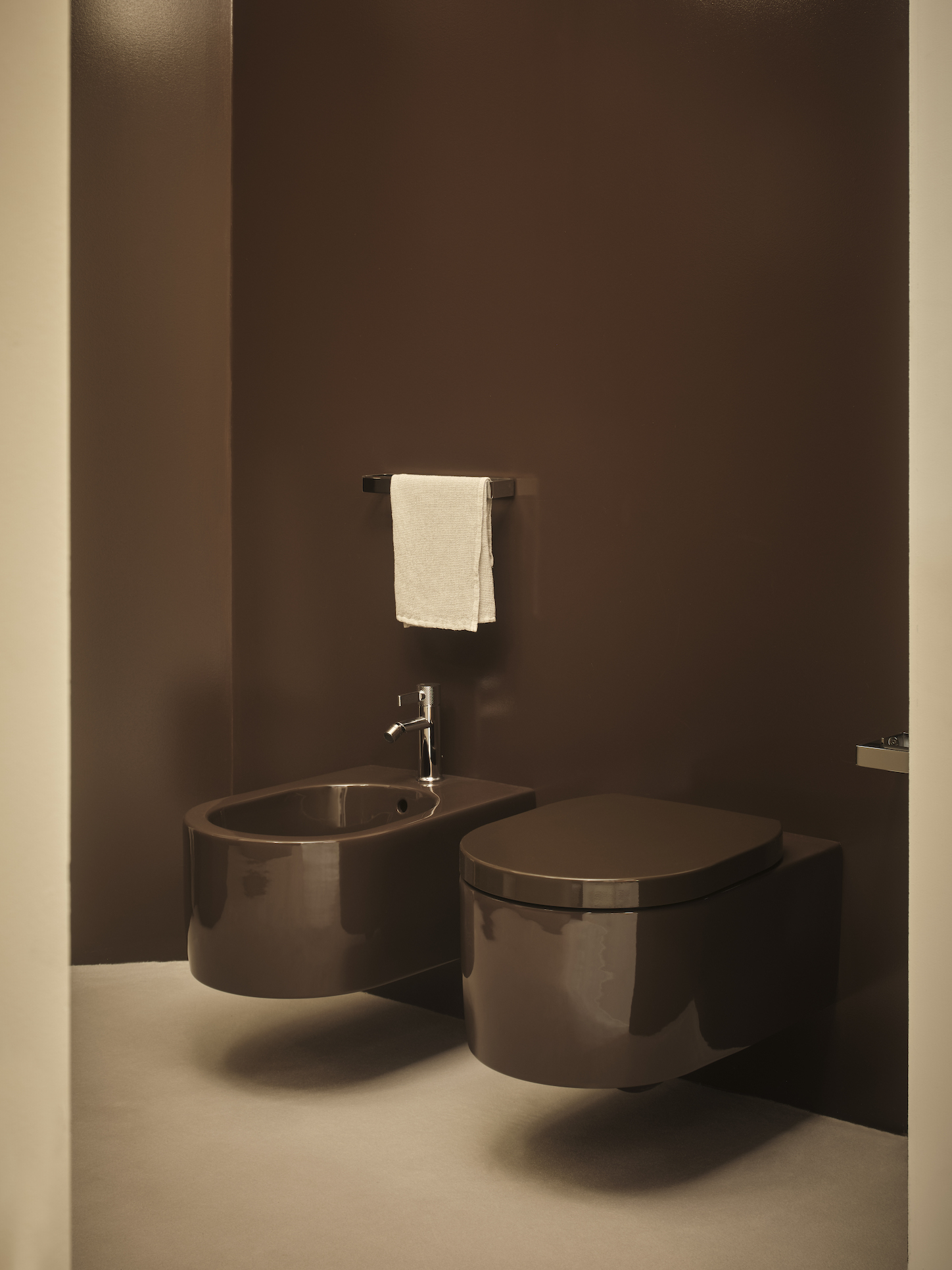 Sanitari Otis nella nuova nuance Cioccolato della palette Essential Colors di Ceramica Cielo Sanitari Otis nella nuova nuance Cioccolato della palette Essential Colors di Ceramica Cielo