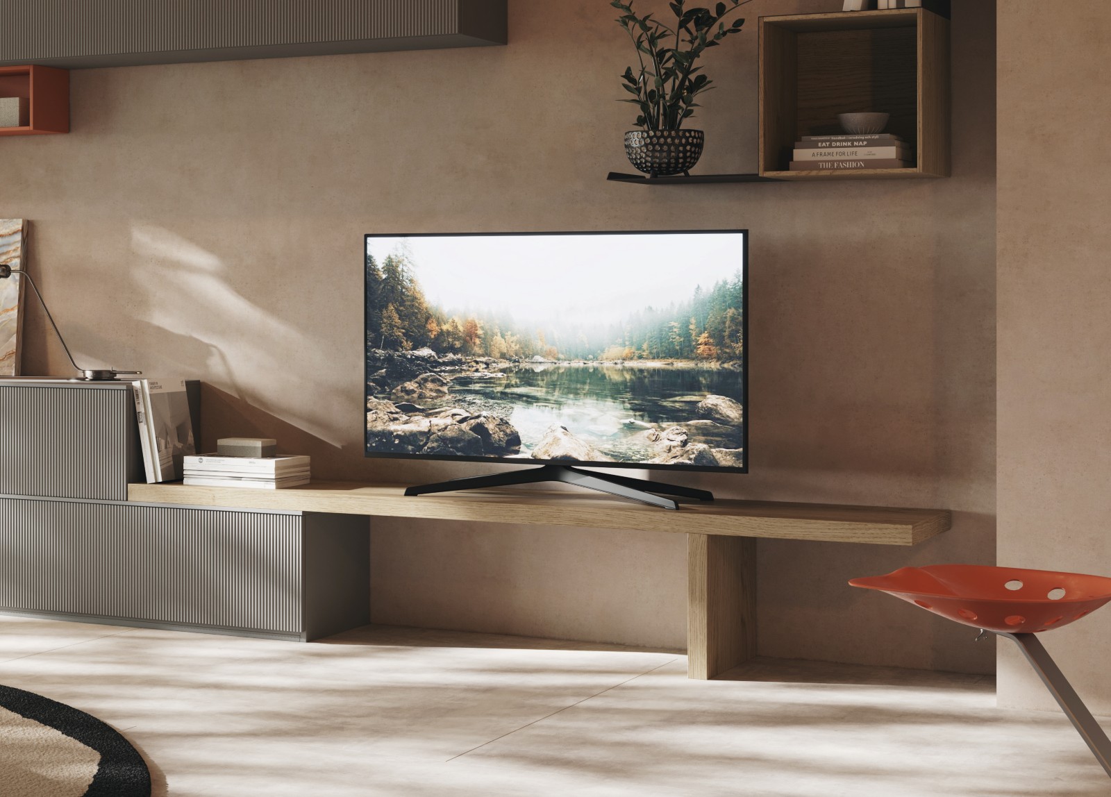 La panca porta TV di Giessegi è una soluzione essenziale e personalizzabile, progettata per adattarsi a diverse esigenze compositive. È disponibile in due profondità, 42 o 58,3 cm, mentre altezza del fianchetto e lunghezza del piano possono essere definite al metro lineare. Il piano può essere configurato con fianco destro o sinistro, disponibile in legno di 5 cm di spessore oppure in vetro da 1 cm per un effetto più materico o leggero. Le finiture comprendono i nobilitati Bianco, Nuvola Frassino, Rovere Nodato, Cenere Wood e Teak, oltre a tutti i colori laccati opachi e lucidi. Una soluzione pensata per costruire una composizione TV su misura, calibrata nelle dimensioni e nelle finiture. Misure P 42 o P 58,3 cm; altezza del fianco e lunghezza del piano al metro lineare. Prezzo da listino a partire da 159 euro al metro lineare + iva. www.giessegi.it