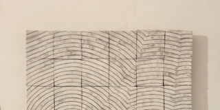Roma, Donato Trovato, Di vento, aria – terra, terra, 2026, composizione di 36 tavolette, argilla bianca su argilla marrone etrusca 45 x 45 cm