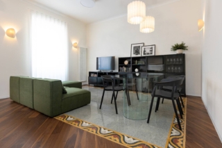Il soggiorno è composto dal divano Kilhe Bouclé’ di The Masie, dal tavolo Ensa di Northdeco, dalle sedie Astrin di Deghi, dalla parete soggiorno Besta di Ikea, dalle sospensioni Lucina della Westwing Collection, dalle applique Kenzie della Westwing Collection, dal parquet in Noce Americano di Berti e dal radiatore Cordivari. Il soggiorno è composto dal divano Kilhe Bouclé’ di The Masie, dal tavolo Ensa di Northdeco, dalle sedie Astrin di Deghi, dalla parete soggiorno Besta di Ikea, dalle sospensioni Lucina della Westwing Collection, dalle applique Kenzie della Westwing Collection, dal parquet in Noce Americano di Berti e dal radiatore Cordivari.