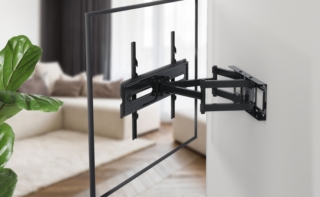 Meliconi 600PH è un supporto TV a pantografo con doppio braccio progettato per televisori di grandi dimensioni, da 50 a 85 pollici. La piastra a muro, sviluppata orizzontalmente e lunga 45 cm, conferisce stabilità alla struttura, mentre il sistema a pantografo permette di allontanare lo schermo dalla parete fino a 53 cm e di orientarlo con precisione. Il supporto arriva completamente premontato e integra il sistema Easy Fix, che consente di correggere l'allineamento orizzontale del televisore anche dopo il fissaggio a parete. Easy Tilt permette invece di regolare l'inclinazione dello schermo, insieme alla regolazione dell'altezza. Compatibile con attacchi VESA fino a 600 x 400 mm, supporta televisori fino a 45 kg. Gli inserti in schiuma EVA proteggono il televisore da graffi e vibrazioni. Prezzo al pubblico consigliato 189 euro. Disponibile da ottobre 2026. www.meliconi.com
