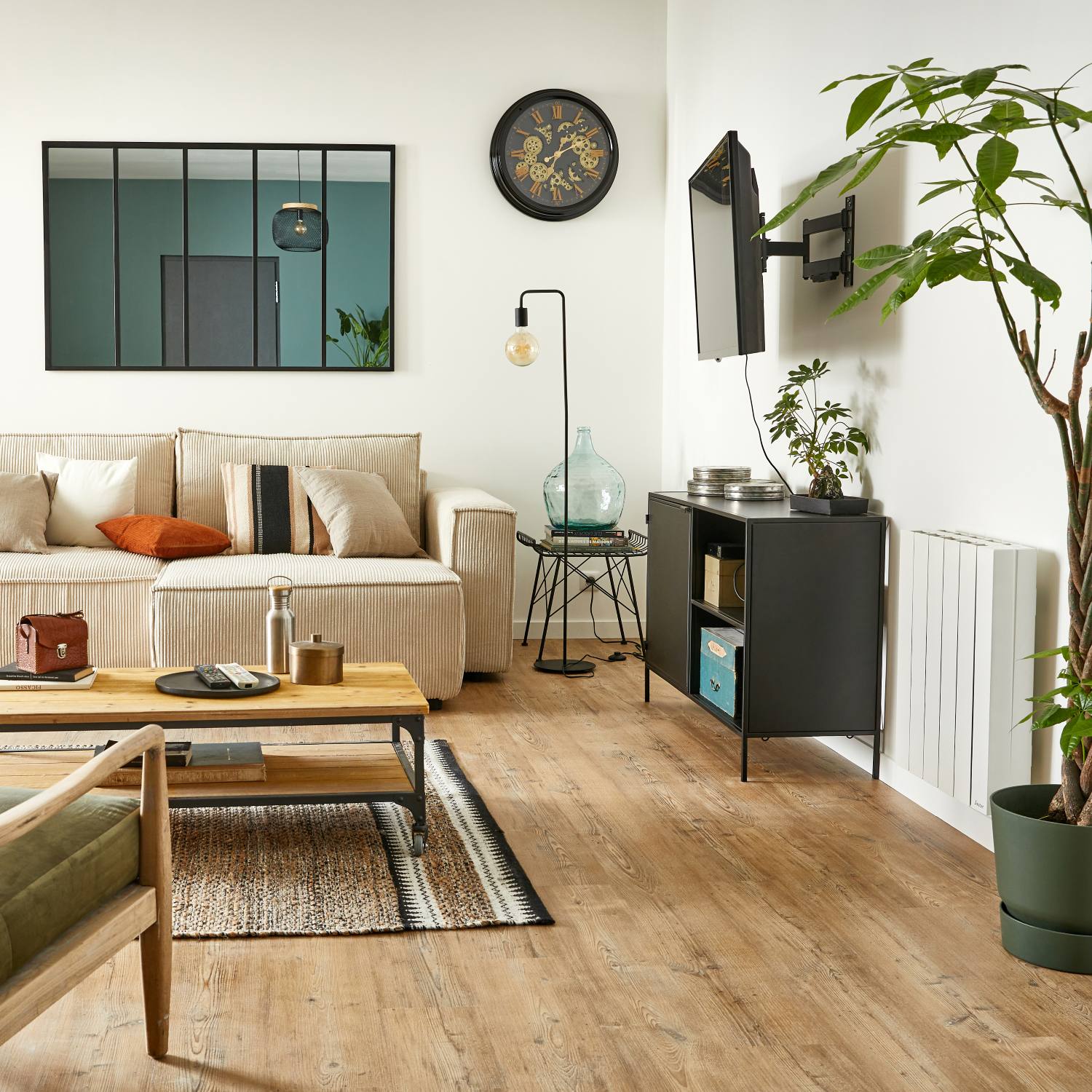 Il supporto TV a parete Lexman Full Motion è pensato per combinare flessibilità e ordine, soprattutto negli ambienti in cui si vuole ridurre al minimo l’ingombro del televisore.
Realizzato in acciaio nero, il supporto è compatibile con televisori a schermo piatto e curvo fino a 60 pollici e può sostenere fino a 50 kg. Il sistema Full Motion permette di adattare la posizione dello schermo alle diverse esigenze di visione: il televisore può essere inclinato e orientato orizzontalmente fino a 180°, mentre la distanza dalla parete può variare da 6 a 47,5 cm.
Particolare attenzione è dedicata alla gestione dei cavi, spesso uno degli elementi più difficili da integrare quando il televisore viene installato a parete. Il supporto è infatti dotato di un passacavo integrato, che consente di raccogliere e nascondere i cavi che collegano lo schermo alle prese a muro o agli altri dispositivi multimediali. L’installazione è resa più semplice dalla presenza di una livella a bolla e dalla possibilità di correggere il posizionamento dello schermo anche dopo il montaggio. Lexman è un marchio di Adeo, il gruppo di cui fa parte anche Leroy Merlin. Prezzo 34,90 euro. www.leroymerlin.it