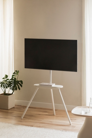 Il supporto da pavimento treppiede Franzier di Sklum permette di posizionare il televisore in qualsiasi ambiente della casa. Il supporto ruota con un angolo di 70º su entrambi i lati, inoltre include una piccola mensola in truciolato rivestito con un foglio di melamina per installare altri dispositivi multimediali. Ha una struttura realizzata in acciaio con una finitura di verniciatura a polvere, che consente di far passare i cavi all'interno della stessa in modo che rimangano nascosti. Le sue tre gambe sono dotate di tappi in plastica per conferirgli una maggiore stabilità. Misure L 91 x P 52 x H139,5 cm. Prezzo 92,95 euro. www.sklum.com