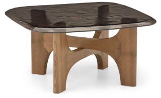 Nogu di Calligaris ha la base in legno di frassino tinto o laccato opaco e il piano in vetro. Misura L 80 x P 80 x H 40 cm. Costa 1.541 euro. www.calligaris.com