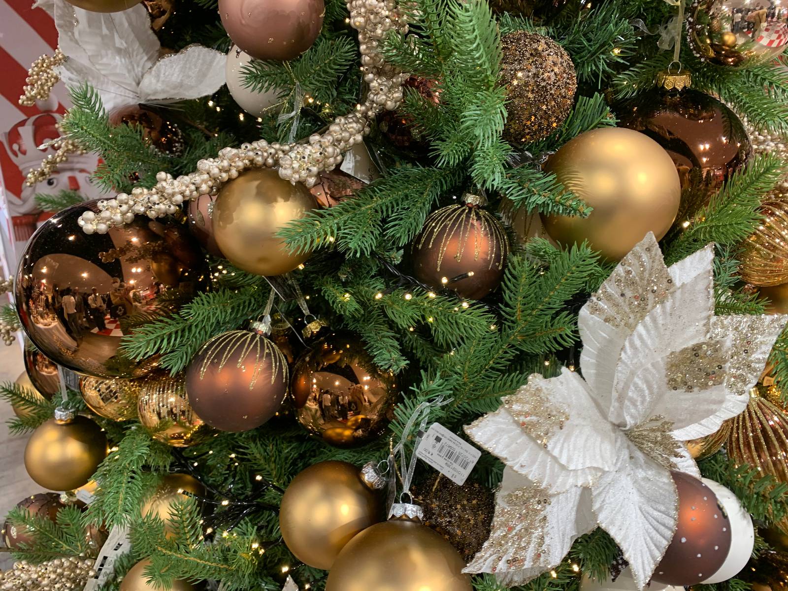 Marrone 2026: il colore di moda conquista anche l’albero di Natale