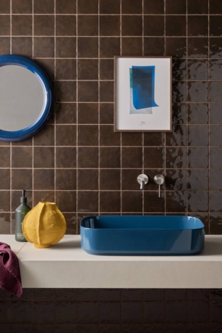 Fa parte della collezione Miniature Tela di Marca Corona le ceramiche quadrate nella colorazione Ombra, un marrone scuro e terroso con note color cioccolato: hanno la superficie definita da una grafica leggera, con velature di colore e una sottile puntinatura. I bordi sono lievemente rialzati e catturano la luce animando la composizione. Sono realizzate in gres porcellanato smaltato con una finitura glossy. Misura L 12 x P 12 cm. Prezzo su richiesta. https://www.marcacorona.it Fa parte della collezione Miniature Tela di Marca Corona le ceramiche quadrate nella colorazione Ombra, un marrone scuro e terroso con note color cioccolato: hanno la superficie definita da una grafica leggera, con velature di colore e una sottile puntinatura. I bordi sono lievemente rialzati e catturano la luce animando la composizione. Sono realizzate in gres porcellanato smaltato con una finitura glossy. Misura L 12 x P 12 cm. Prezzo su richiesta. https://www.marcacorona.it
