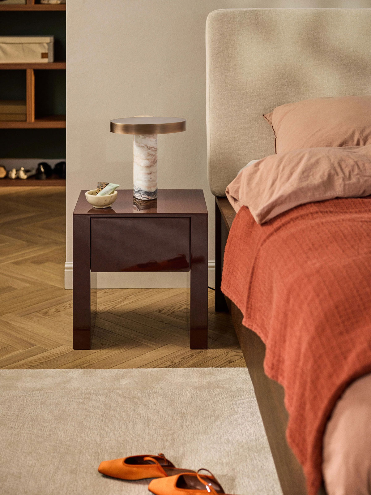 Marrone scuro per il comodino Liv di Westwing Collection che è caratterizzato da un'elegante finitura lucida che ne sottolinea il design essenziale. È realizzato in MDF laccato ed è dotato di un comodo cassetto con meccanismo di apertura Push to Open e di chiusura Soft Close per una chiusura silenziosa. Misura L 50 x P 40 x H 50 cm. Prezzo 249 euro. https://www.westwing.it Marrone scuro per il comodino Liv di Westwing Collection che è caratterizzato da un'elegante finitura lucida che ne sottolinea il design essenziale. È realizzato in MDF laccato ed è dotato di un comodo cassetto con meccanismo di apertura Push to Open e di chiusura Soft Close per una chiusura silenziosa. Misura L 50 x P 40 x H 50 cm. Prezzo 249 euro. https://www.westwing.it