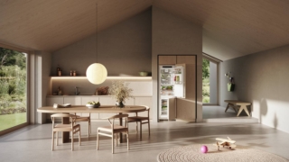 La tecnologia UltraSilent e la particolare tipologia costruttiva dell’apparecchio permettono al combinato frigo-congelatore integrabile ICBNbi 5153 prime BioFresh NoFrost di Liebherr di emettere una rumorosità di soli 29 dB(A) ed avere un funzionamento particolarmente silenzioso.
Ha inoltre sistema BioFresh con due cassetti specifici con una temperatura vicina a 0 °C per creare le condizioni adatte alla conservazione di frutta e verdura non confezionate e per per carne e latticini. A rendere ancora più flessibile l’utilizzo dell’apparecchio contribuisce VarioTemp, che consente di impostare la temperatura del vano congelatore in un intervallo compreso tra -2 °C e +14 °C, trasformandolo all’occorrenza in una zona di refrigerazione supplementare. Misura L 57 x P 55 x H 178 cm. Prezzo da rivenditore. home.liebherr.com La tecnologia UltraSilent e la particolare tipologia costruttiva dell’apparecchio permettono al combinato frigo-congelatore integrabile ICBNbi 5153 prime BioFresh NoFrost di Liebherr di emettere una rumorosità di soli 29 dB(A) ed avere un funzionamento particolarmente silenzioso.
Ha inoltre sistema BioFresh con due cassetti specifici con una temperatura vicina a 0 °C per creare le condizioni adatte alla conservazione di frutta e verdura non confezionate e per per carne e latticini. A rendere ancora più flessibile l’utilizzo dell’apparecchio contribuisce VarioTemp, che consente di impostare la temperatura del vano congelatore in un intervallo compreso tra -2 °C e +14 °C, trasformandolo all’occorrenza in una zona di refrigerazione supplementare. Misura L 57 x P 55 x H 178 cm. Prezzo da rivenditore. home.liebherr.com