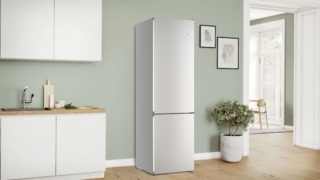In classe di rumorosità A con un livello di rumorosità di 29 decibel, il frigorifero Total No Frost Serie 4 KGN392I1F di Bosch permette un controllo separato della temperatura del frigorifero e del congelatore. Il Multi Airflow System distribuisce l’aria attraverso speciali diffusori in maniera assolutamente omogenea in tutte le zone dell’apparecchio, eliminando la distinzione tra zone fredde e zone calde e riducendo i tempi di raffreddamento. È in classe A. Misura L 60 x P 66,5 x H 203 cm. Prezzo 1.999 euro. www.bosch-home.com/it In classe di rumorosità A con un livello di rumorosità di 29 decibel, il frigorifero Total No Frost Serie 4 KGN392I1F di Bosch permette un controllo separato della temperatura del frigorifero e del congelatore. Il Multi Airflow System distribuisce l’aria attraverso speciali diffusori in maniera assolutamente omogenea in tutte le zone dell’apparecchio, eliminando la distinzione tra zone fredde e zone calde e riducendo i tempi di raffreddamento. È in classe A. Misura L 60 x P 66,5 x H 203 cm. Prezzo 1.999 euro. www.bosch-home.com/it