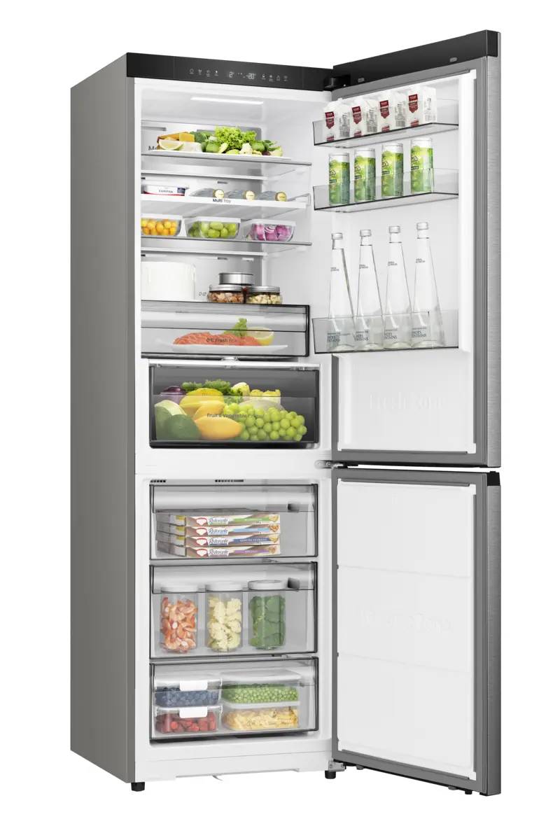 Progettato con un sistema di raffreddamento dal basso che crea un flusso d'aria tra la base del frigorifero e il pavimento, migliorando l'efficienza energetica e consentendo un design adatto alla cucina, il frigorifero PureFit 60 RB3K330SAIC di Hisense è in classe di efficienza energetica C ed è gestibile da App. Con motore Inverter, ha emissione sonora di 35 decibel. Il reparto freezer ha funzione di congelamento rapido che accelera il processo abbassando rapidamente la temperatura a -28℃ e facendo circolare aria fredda, massimizzando al contempo la conservazione delle vitamine. Misura L 60 x P 59,5 x H 186 cm. Prezzo da rivenditore. www.hisense.com Progettato con un sistema di raffreddamento dal basso che crea un flusso d'aria tra la base del frigorifero e il pavimento, migliorando l'efficienza energetica e consentendo un design adatto alla cucina, il frigorifero PureFit 60 RB3K330SAIC di Hisense è in classe di efficienza energetica C ed è gestibile da App. Con motore Inverter, ha emissione sonora di 35 decibel. Il reparto freezer ha funzione di congelamento rapido che accelera il processo abbassando rapidamente la temperatura a -28℃ e facendo circolare aria fredda, massimizzando al contempo la conservazione delle vitamine. Misura L 60 x P 59,5 x H 186 cm. Prezzo da rivenditore. www.hisense.com