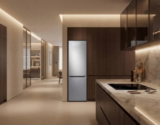 Emette una rumorosità di soli 29 dB il combinato AI RB38C7AGWS9/EF di Samsung. Tramite un doppio sistema di refrigerazione con evaporatori e ventole separati, la tecnologia Twin Cooling System™ ottimizza la temperatura e l’umidità all’interno di freezer e frigorifero per conservare più a lungo gli alimenti. Capiente 387 litri, ha tecnologia SpaceMax™ che consente di ridurre notevolmente lo spessore delle pareti, creando più spazio per la conservazione degli alimenti, senza antiestetiche sporgenze esterne. Total No Frost, misura L 59,5 x 66 x H 203 cm. Prezzo 1.399 euro. www.samsung.com Emette una rumorosità di soli 29 dB il combinato AI RB38C7AGWS9/EF di Samsung. Tramite un doppio sistema di refrigerazione con evaporatori e ventole separati, la tecnologia Twin Cooling System™ ottimizza la temperatura e l’umidità all’interno di freezer e frigorifero per conservare più a lungo gli alimenti. Capiente 387 litri, ha tecnologia SpaceMax™ che consente di ridurre notevolmente lo spessore delle pareti, creando più spazio per la conservazione degli alimenti, senza antiestetiche sporgenze esterne. Total No Frost, misura L 59,5 x 66 x H 203 cm. Prezzo 1.399 euro. www.samsung.com