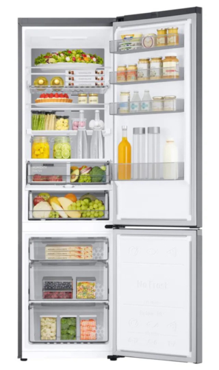 Il compressore Digital Inverter™ nel frigorifero combinato Bespoke AI RB38C7AGWS9/EF di Samsung regola automaticamente la propria velocità in base all’effettiva necessità di raffreddamento, rendendo l’apparecchio molto silenzioso: in classe di emissione sonora A, emette solo 29 dB di rumorosità. Total No Frost, è extra large con capacità del frigo di 273 litri e del freezer di 114 litri. L’isolante a elevata efficienza della tecnologia SpaceMax™ consente di ridurre notevolmente lo spessore delle pareti, creando più spazio per la conservazione degli alimenti. Misura L 59,5 x 66 x H 203 cm. Prezzo da rivenditore. https://www.samsung.com Il compressore Digital Inverter™ nel frigorifero combinato Bespoke AI RB38C7AGWS9/EF di Samsung regola automaticamente la propria velocità in base all’effettiva necessità di raffreddamento, rendendo l’apparecchio molto silenzioso: in classe di emissione sonora A, emette solo 29 dB di rumorosità. Total No Frost, è extra large con capacità del frigo di 273 litri e del freezer di 114 litri. L’isolante a elevata efficienza della tecnologia SpaceMax™ consente di ridurre notevolmente lo spessore delle pareti, creando più spazio per la conservazione degli alimenti. Misura L 59,5 x 66 x H 203 cm. Prezzo da rivenditore. https://www.samsung.com