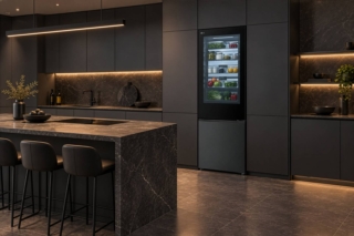 Il frigorifero combinato da 70 cm InstaView™ Fit & Max GBGW92GCEV di LG ha 465 litri di capacità, è in classe energetica C ed emette una rumorosità di 33 dB. La tecnologia InstaView™ che permette di vedere il contenuto del frigorifero semplicemente bussando due volte sul pannello in vetro, le funzioni di raffreddamento avanzate, e l’Intelligenza Artificiale ottimizzano conservazione ed efficienza, mentre LG ThinQ™ consente di gestire il frigorifero da smartphone. La funzione AI Fresh, per esempio, apprende le abitudini di utilizzo dell'utente e regola automaticamente la temperatura interna del frigorifero per contribuire a creare condizioni ideali per la conservazione degli alimenti. Misura L 70 x P 70 x H 203 cm. Prezzo a partire da 1.099 euro. www.lg.com Il frigorifero combinato da 70 cm InstaView™ Fit & Max GBGW92GCEV di LG ha 465 litri di capacità, è in classe energetica C ed emette una rumorosità di 33 dB. La tecnologia InstaView™ che permette di vedere il contenuto del frigorifero semplicemente bussando due volte sul pannello in vetro, le funzioni di raffreddamento avanzate, e l’Intelligenza Artificiale ottimizzano conservazione ed efficienza, mentre LG ThinQ™ consente di gestire il frigorifero da smartphone. La funzione AI Fresh, per esempio, apprende le abitudini di utilizzo dell'utente e regola automaticamente la temperatura interna del frigorifero per contribuire a creare condizioni ideali per la conservazione degli alimenti. Misura L 70 x P 70 x H 203 cm. Prezzo a partire da 1.099 euro. www.lg.com